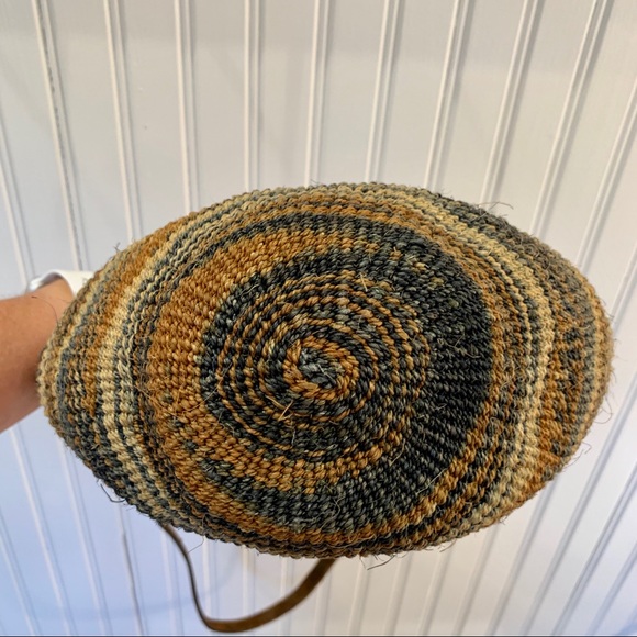 Vintage | Handwoven Small Basket Bag with Tooled Leather - Picture 7 of 7